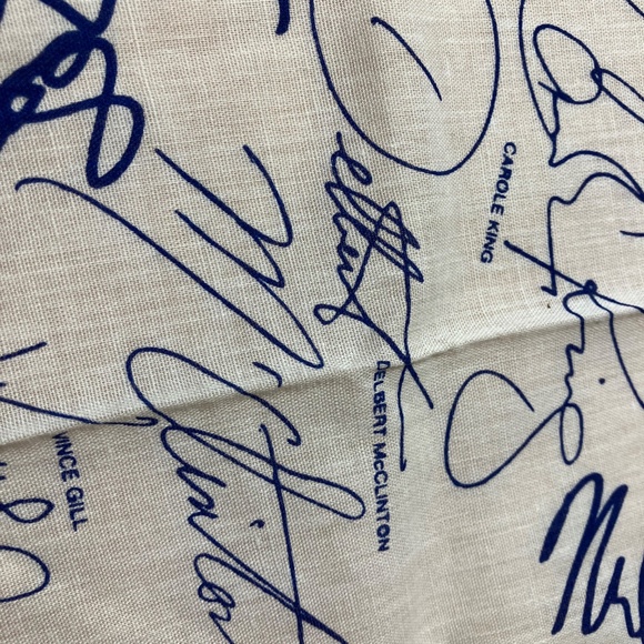 🇺🇸 VINTAGE 1985 🎶FARM AID 🎶BANDANA, SIGNATURES OF WILLIE NELSON & FRIENDS🎸 - Picture 14 of 16
